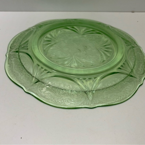 Hazel-Atlas Royal Lace uranium depression glass plates: 9.5” and 8.5” - Picture 7 of 10